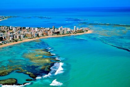 vista aérea da cidade e costa litorânea